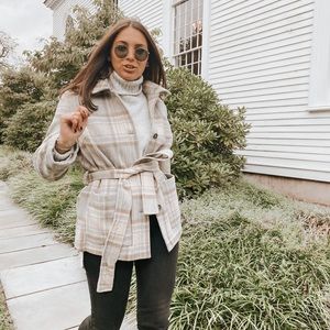 NWT HM PLAID COAT WITH TIE